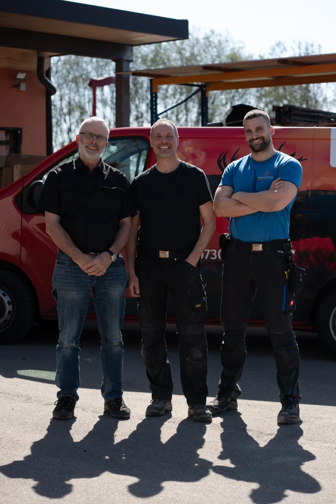 Team vor dem Firmenfahrzeug