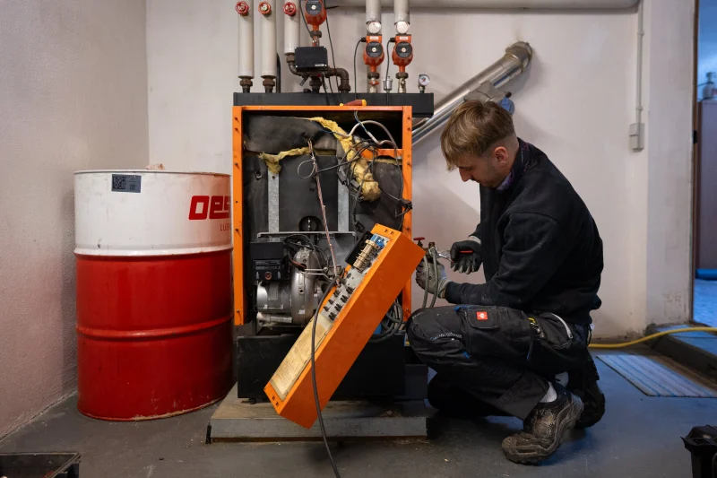 Arbeit an geöffneter Heizungsanlage