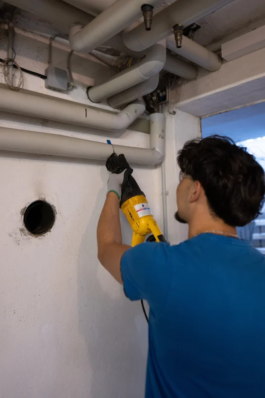Handwerker bei Arbeiten unter der Kellerdecke