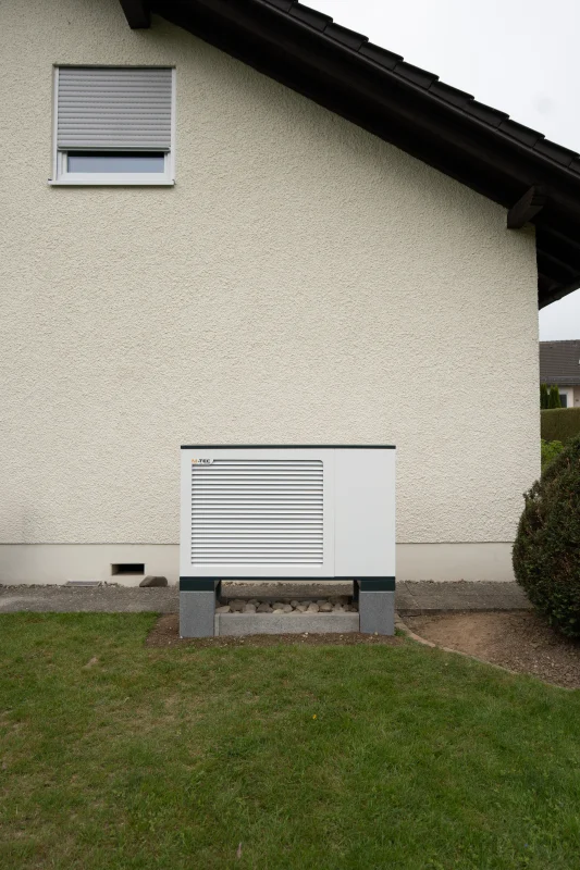 Wärmepumpe an der Hauswand