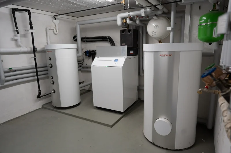 Heizungsanlage und Speicher im Technikraum