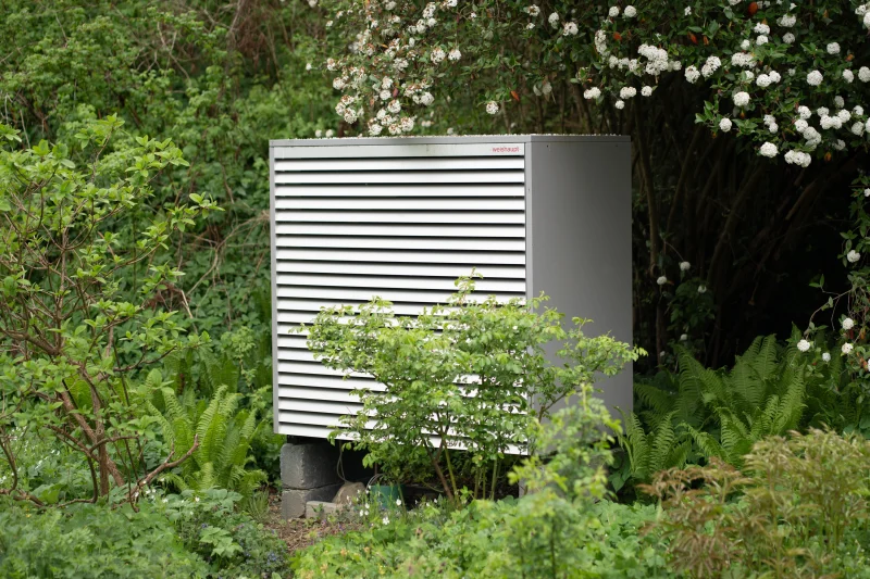 Wärmepumpe im Garten
