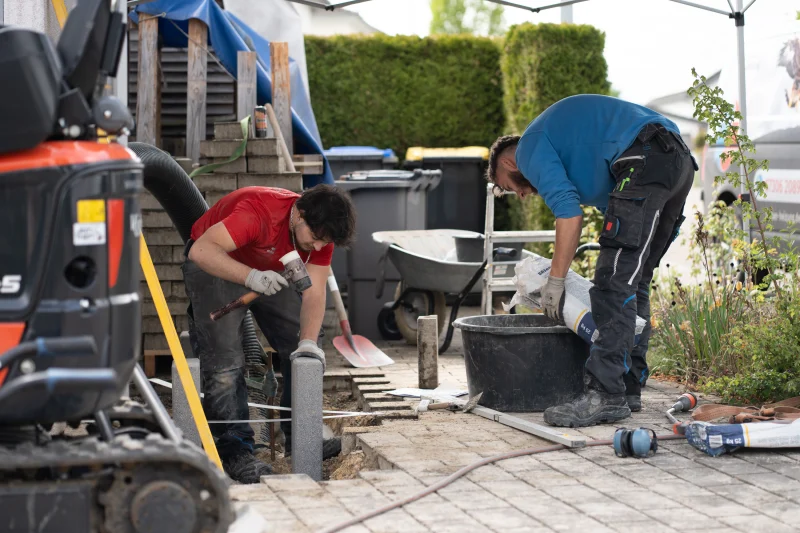Handwerker beim Anmischen und Verarbeiten von Baumaterial