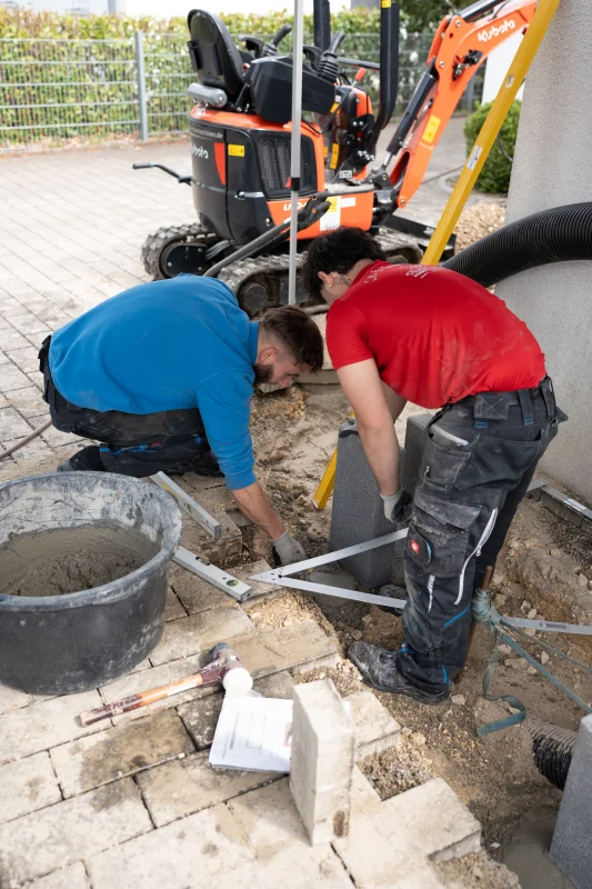Handwerker beim Anmischen und Verarbeiten von Baumaterial