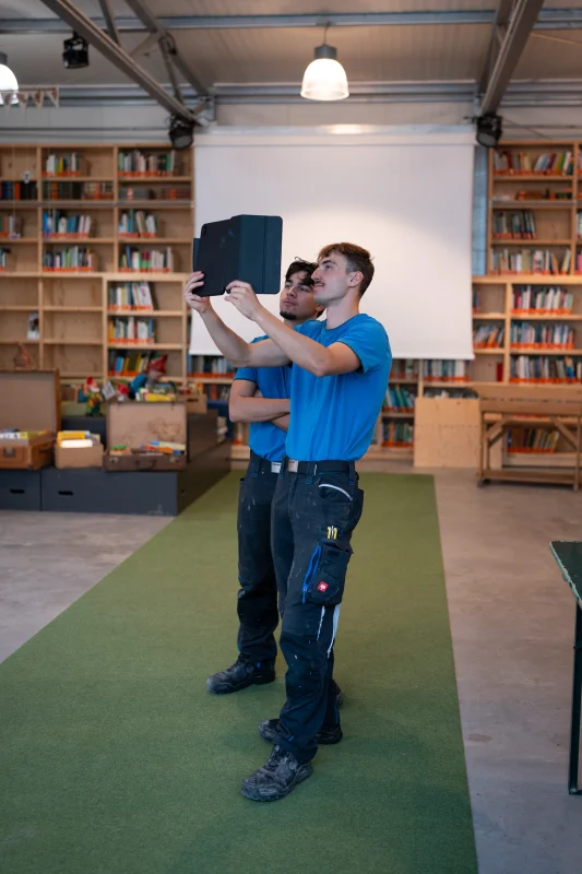 Mitarbeiter dokumentiert einen Innenraum mit einem Tablet.
