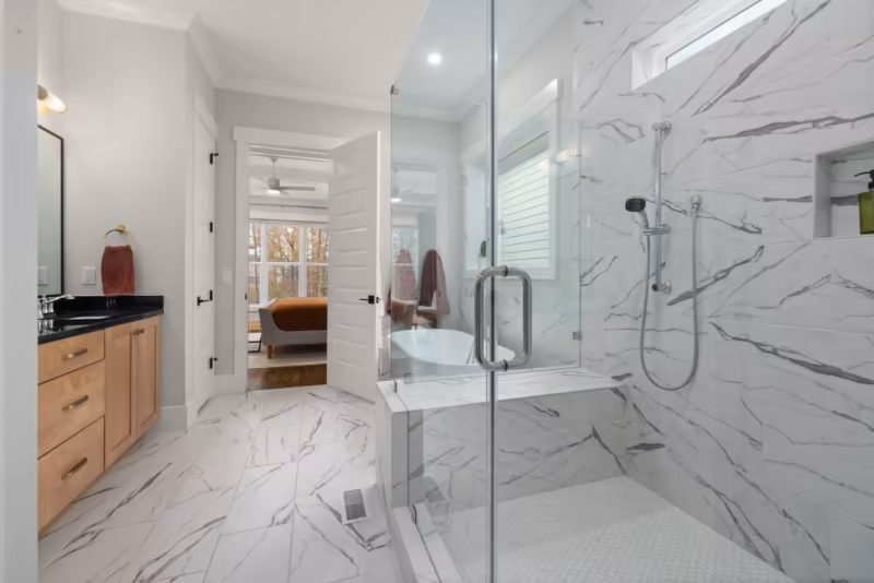 Helles modernes Badezimmer mit großer Glasdusche und Waschtisch